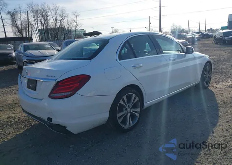 2015 Mercedes-Benz C 300 4Matic z USA, uszkodzony, nr VIN 55SWF4KB9FU036356